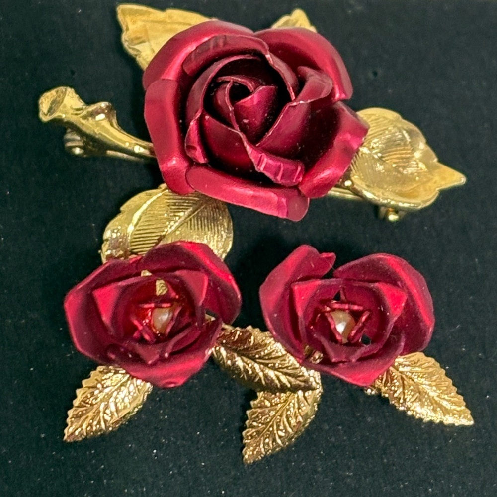 Vintage style Rose Brooch Set with Gold Tone Leaves